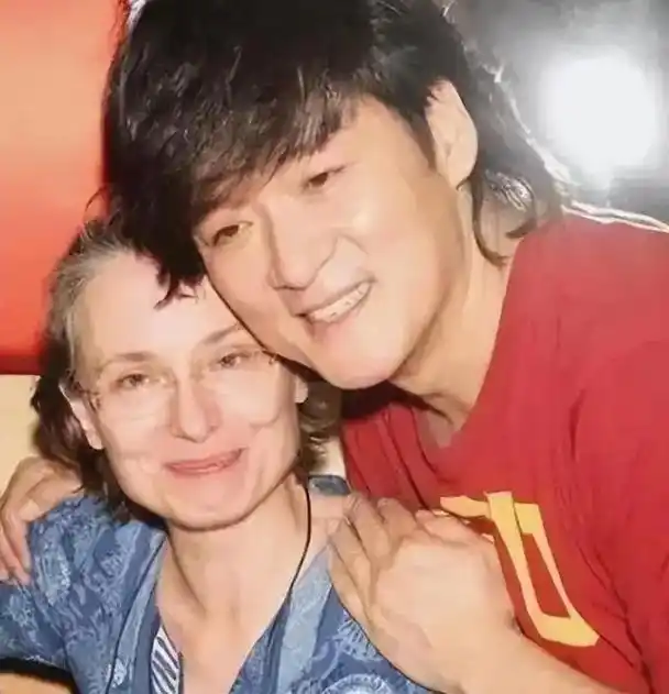 62岁周华健现身日本!与白发妻子同框合照,背补丁包,宛如母子