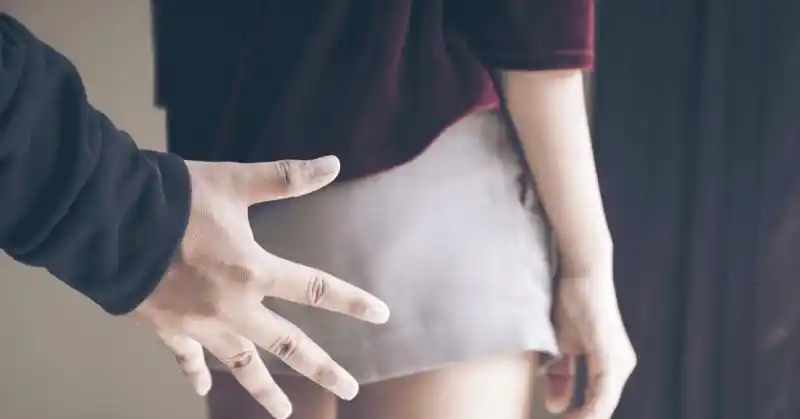 澳华男多次拍打女下属屁股被判赔偿1万华女受害者精神遭受毁灭性打击