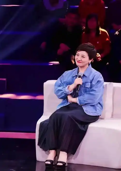 63岁邓婕老而优雅穿宽松衫搭打底裤亮相素颜状态差点没认出