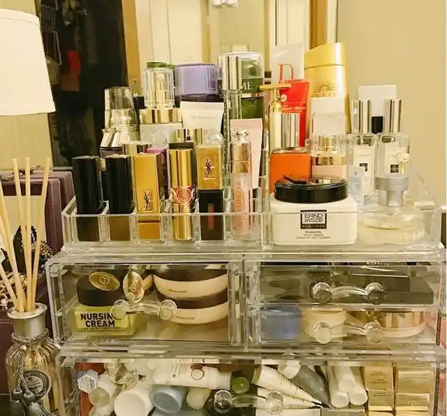 相信很多女生的化妆品已经堆积如山了,最后的结果就是桌面乱七八糟
