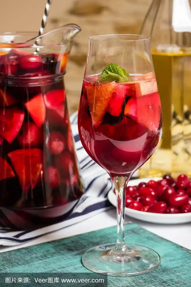 夏日家酒配水果,桑格利亚鸡尾酒,山茱萸果盘
