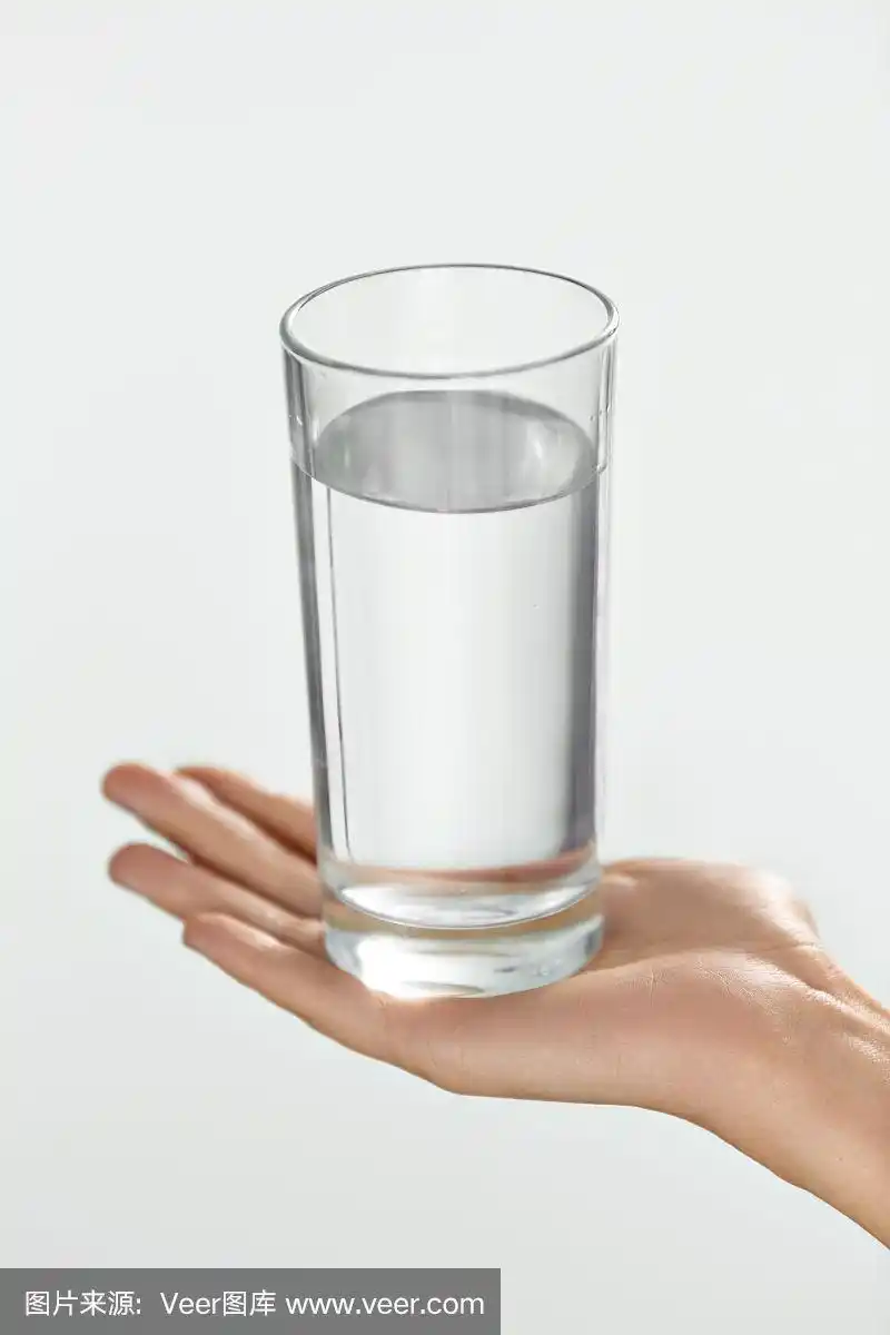 玻璃水.健康与饮食概念.女人握着杯子的手