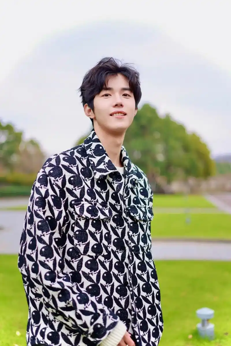 春天和草地更配! #已经开始期待春天了 #男生写真 #185 - 抖音