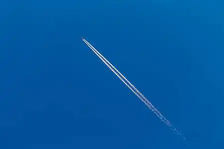 晚班飞机在天上图片