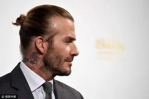 "万人迷"贝克汉姆西装革履绅士范 大背头 小马尾辫迷醉造型靠颜值支撑