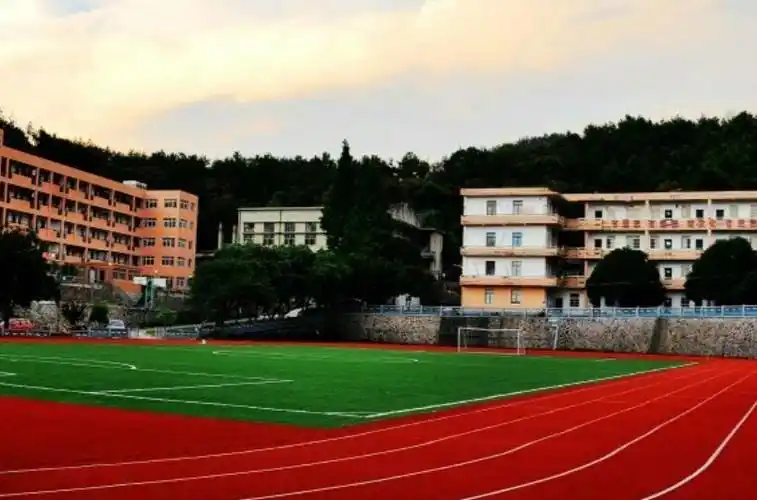 p>东海舰队子女学校创办于1969年,是全军十四所普通高中之一.