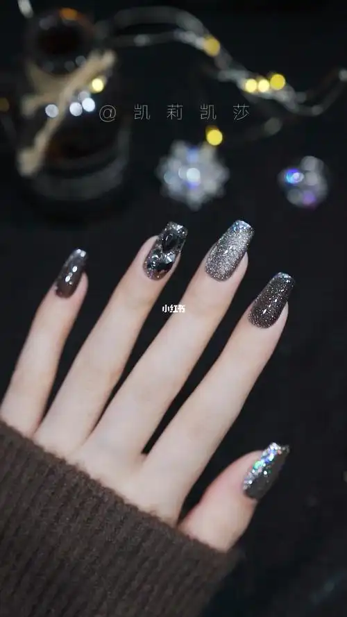 布灵布灵的黑色闪钻年会美甲来啦