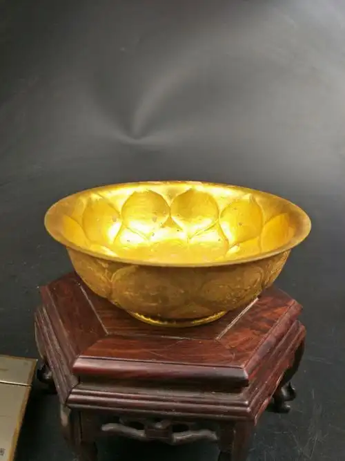 大唐贞观年制银鎏金嵌刻莲花碗,口径14cm,高度5.5cm,重量260g.