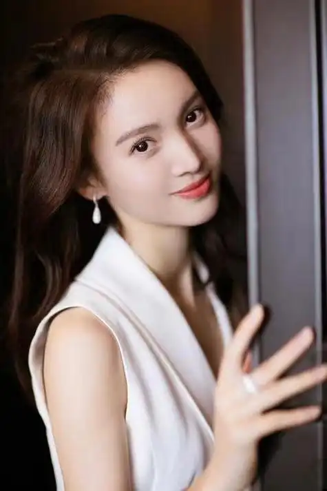 金晨回应与胡夏恋情开直播否认暗恋传闻引发网友猜测