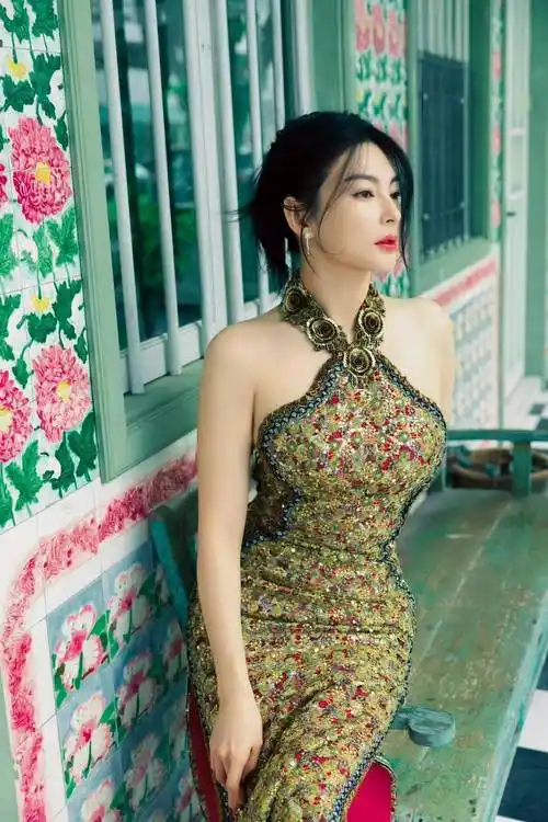 张雨绮的身材真丰腴!穿挂脖旗袍秒变"大号水蜜桃",又