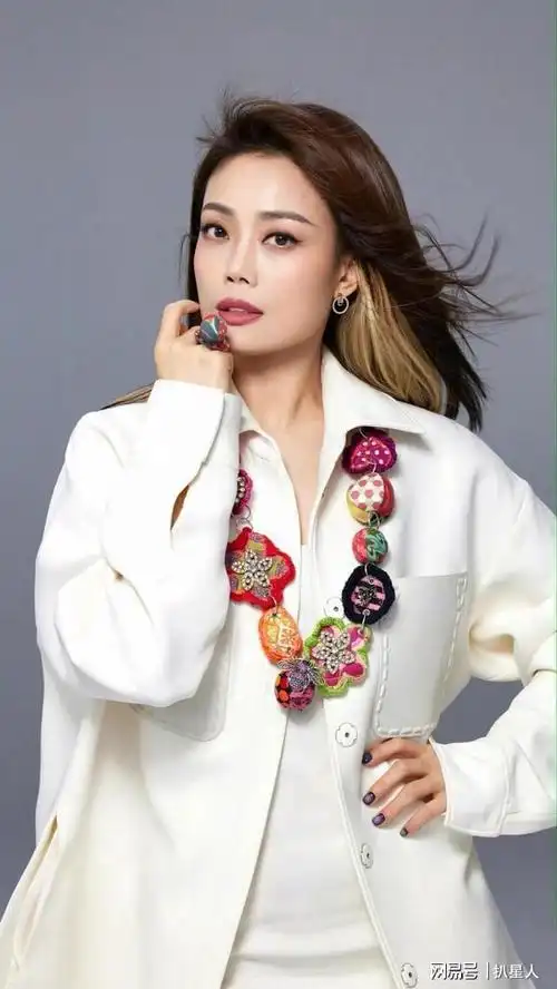 容祖儿原来是gay,这一次被曝出恋情的是女导演刘璇,也就是邓紫棋