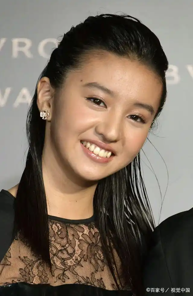 木村拓哉女儿出席活动!蕾丝裙装低调优雅,15岁就穿得如此成熟?