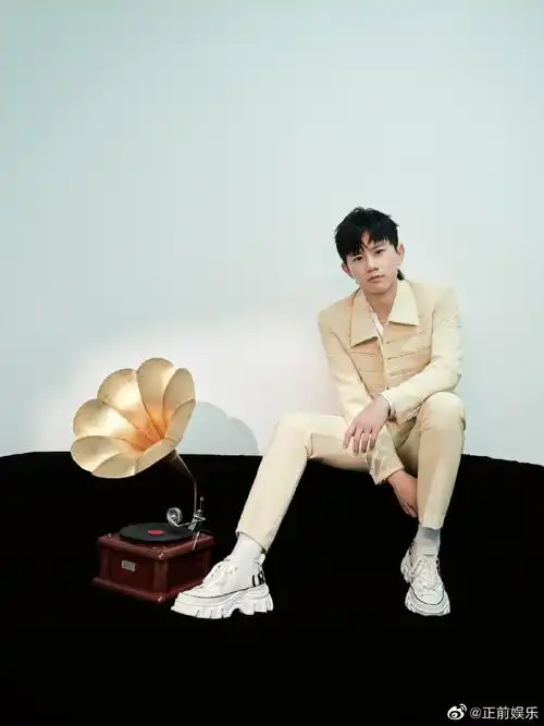 张杰米色西装##张杰狼尾发型