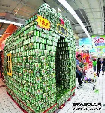哈尔滨滑轨屏青岛啤酒超市里的创意堆头