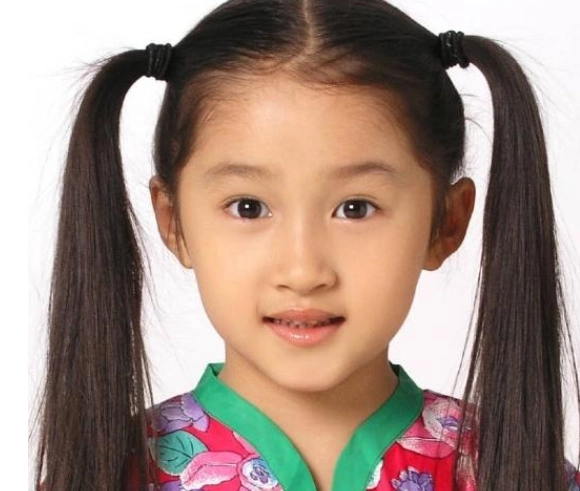 6位明星老照片:关晓彤,王俊凯,杨紫,韩寒,刘亦菲,ella