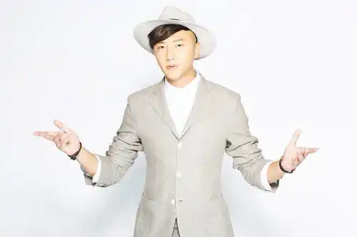 关喆亮相演讲节目 坦言父亲手术让他找回音乐初心