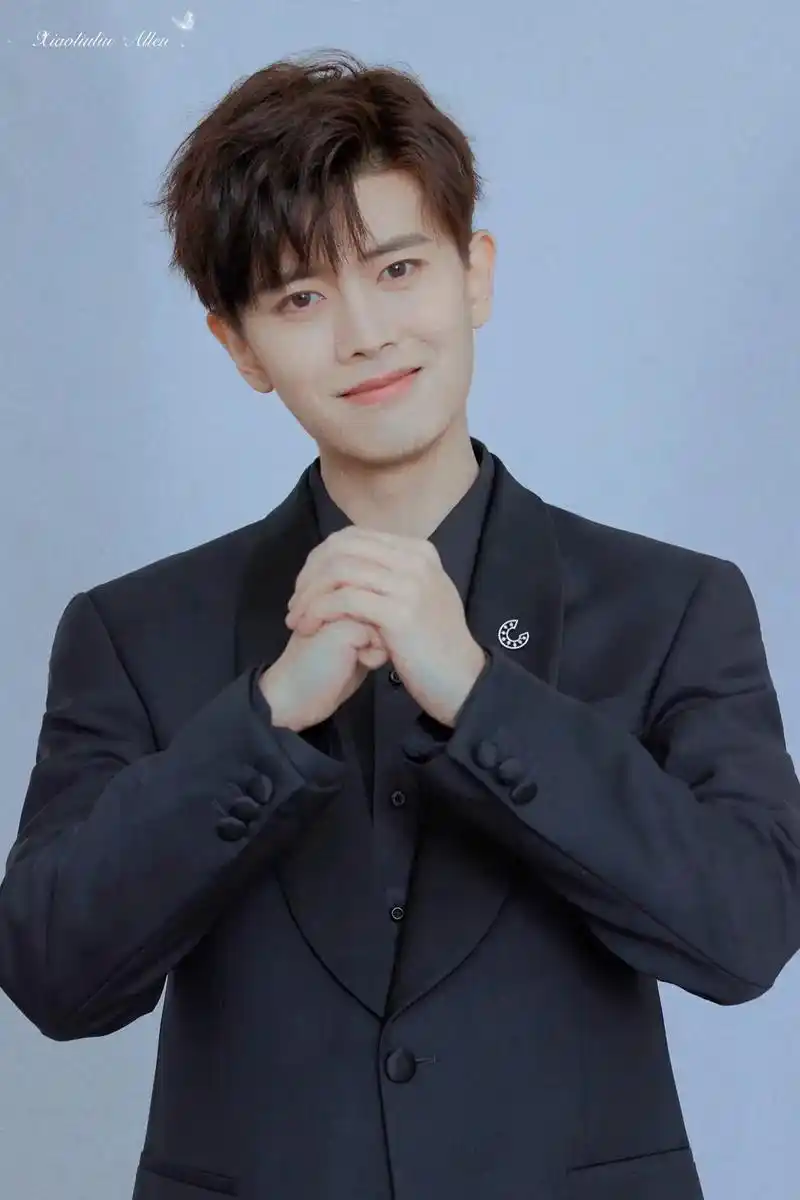 任嘉伦 一身黑色西装出席 中国梦我的梦网络视听年度盛典 现 - 抖音