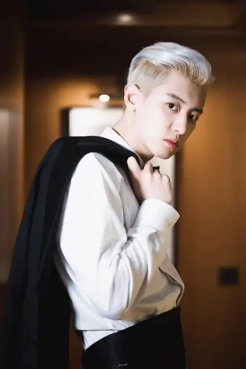 今天也是想你的一天穿西装太帅气了～朴灿烈超话#朴灿烈心动时刻