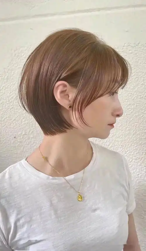 这样的短发设计超级遮肉显瘦,而且十分精致洋气,能够让你的五官看起来