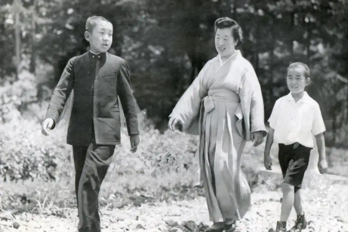 图揭日本明仁皇太子年轻时罕见照,开启自己日本天皇时代