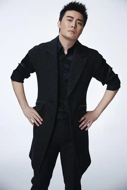 张英席亮相央视跨年晚会 被赞中国最帅男高音