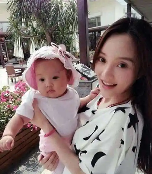 李小璐有几个孩子生二胎了吗贾乃亮争夺抚养权失败甜馨选择妈妈