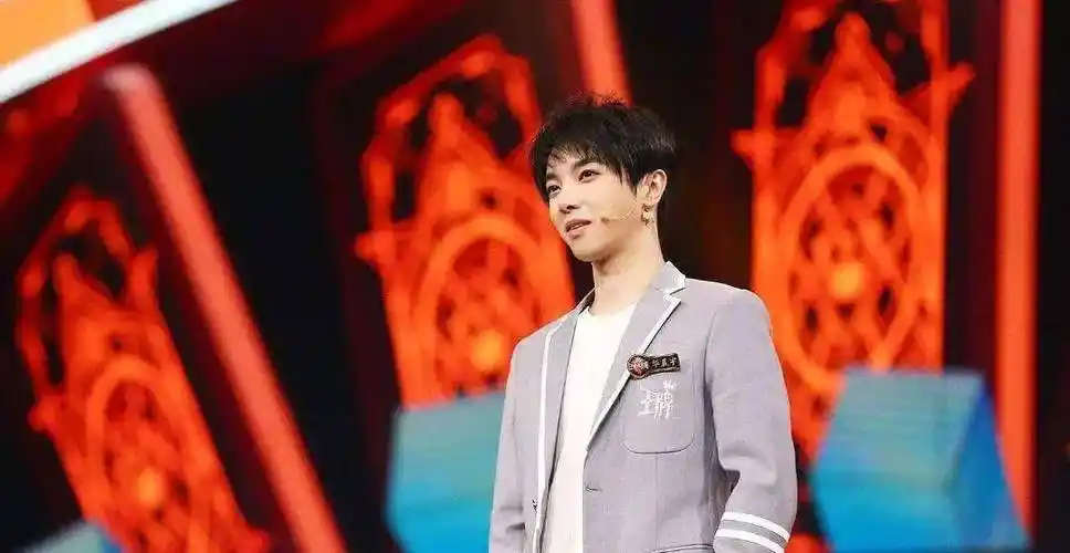 华晨宇不再遮遮掩掩啦华晨宇公开寸头自拍照他的底气从何而来