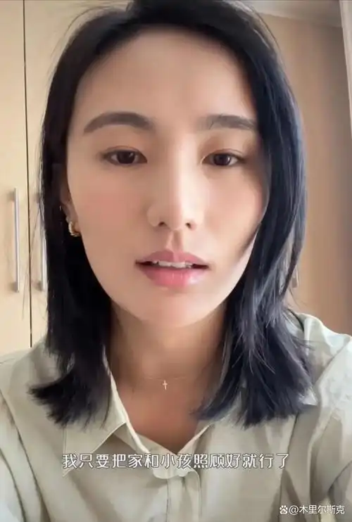 李亚鹏批评妻子出来露脸直播,妻子怒吼:家里都饥寒交迫了!