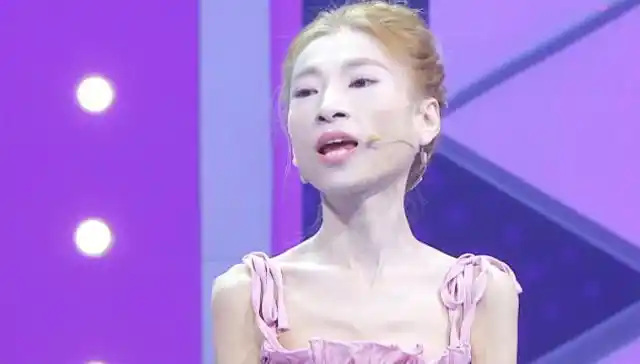 女孩为了爱情疯狂减肥,瘦成皮包骨头,男友还夸漂亮