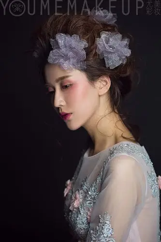 时尚精致新娘妆结合花朵 展现唯美少女风