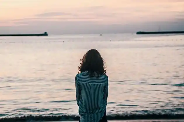 女人孤独难过伤心背影