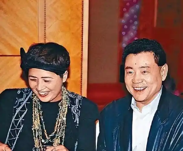 在留学期间,刘銮雄就认识到第一位妻子宝咏琴,二人算是门当户对,一拍