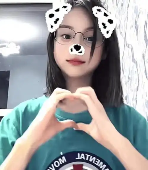 最近,甜馨在社交媒体上晒出了自拍照片,展现了她俏丽的短发和独特的