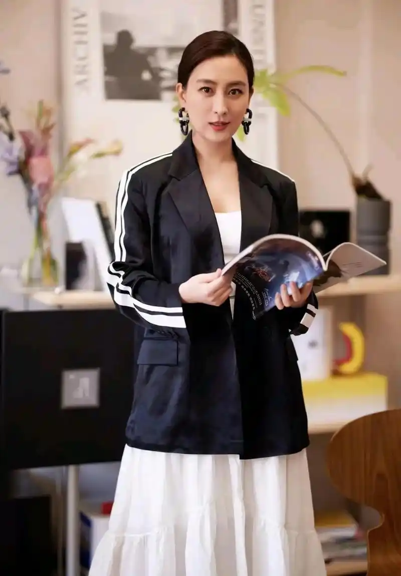 久未露面的马苏在社交平台上分享了一组照片,照片中的她精神利落,优雅