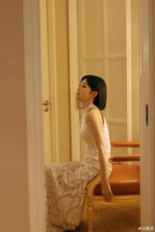 秦岚穿素白色旗袍身姿曼妙气质优雅