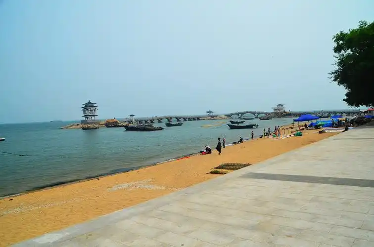 p>葫芦岛龙湾海滨风景区坐落于渤海湾畔,"关外第一市"辽宁省葫芦岛市