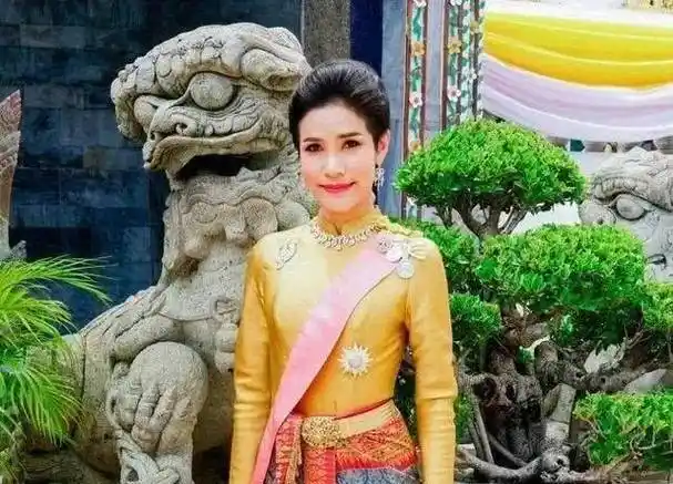 原创贴身护卫输给空姐为何泰国贵妃诗妮娜册封仅86天就被赶出宫廷