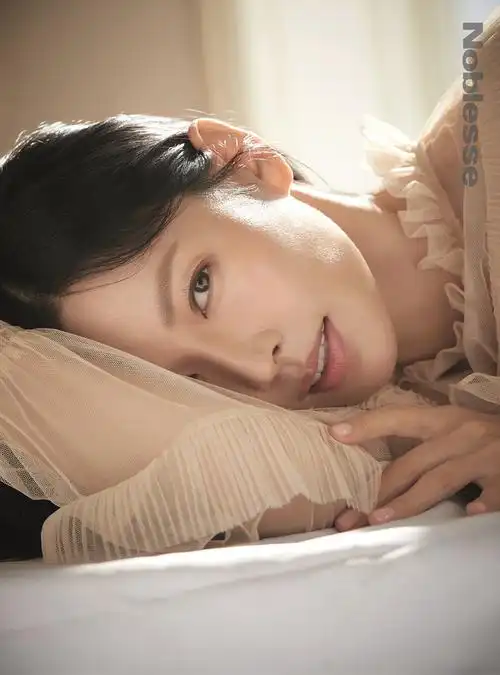 韩国女艺人金素妍拍代言品牌最新宣传照