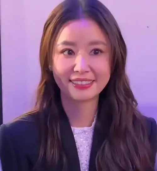 演员林心如惊艳亮相48岁皮肤状态绝佳网友岁月不败美人