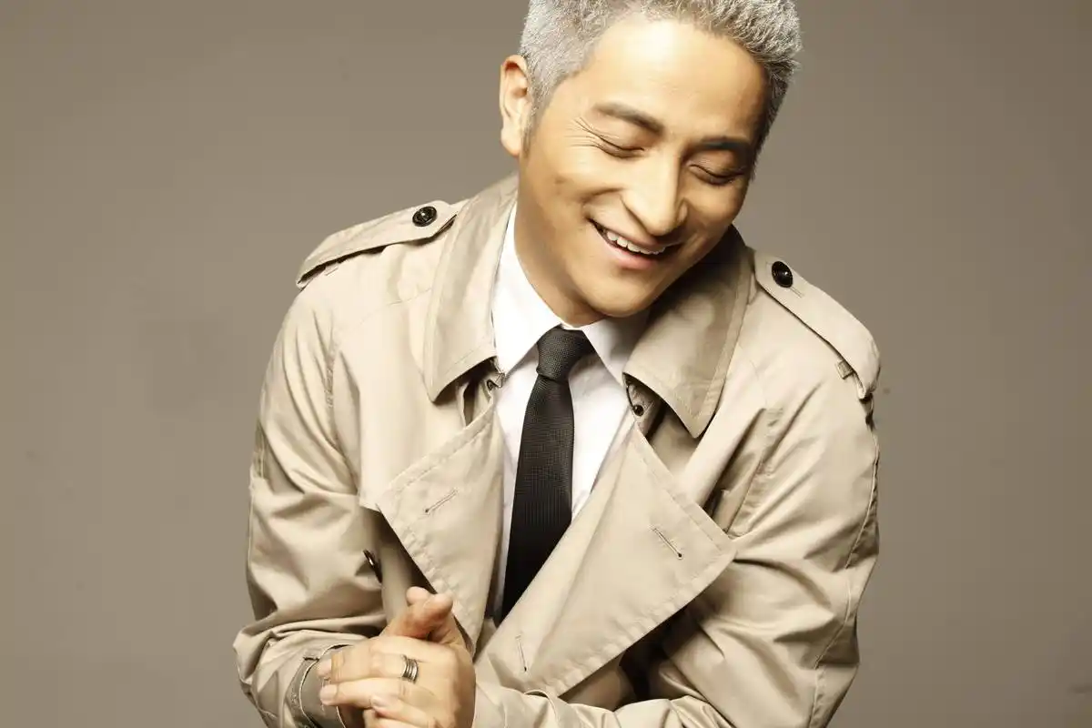 吉杰免费送专辑,路人却丢进垃圾桶,这个平安夜有点寒心