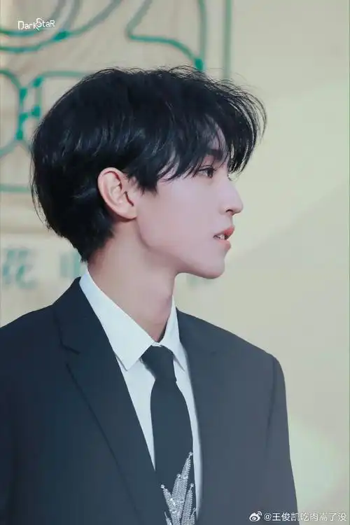 王俊凯##王俊凯好帅##王俊凯西装配牛仔裤##电影野孩子定档暑期