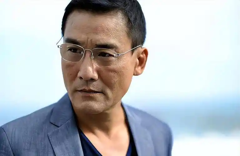 65岁老戏骨的坎坷之路:摆过地摊卖过杂志,还曾遭到过"封杀"_梁家辉