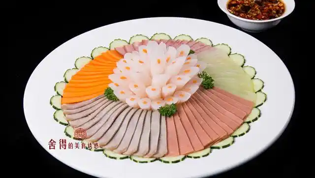 教你一道冷菜拼盘荤素搭配,好吃又好看,在家宴客特有面子