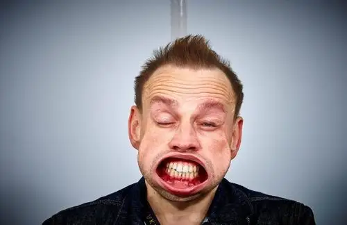 看英国男女狂风下自拍 "龇牙咧嘴"引人笑(组图)