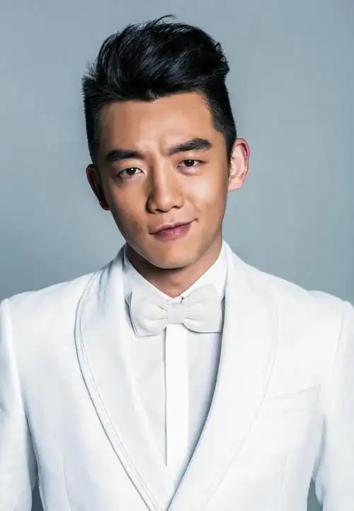 男明星:时尚型男郑恺半身优雅写真-小虾米