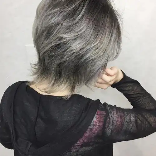 冷色系的短发今年最流行