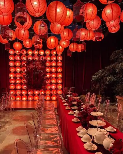 灯笼就像指引着家的明灯,诉说着一场人间囍事.