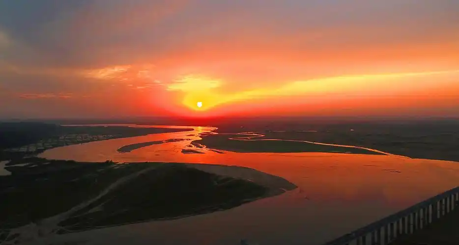 《桃花峪段黄河落日》 周甬 图《一半水系一半城》王秀清 图《跨河