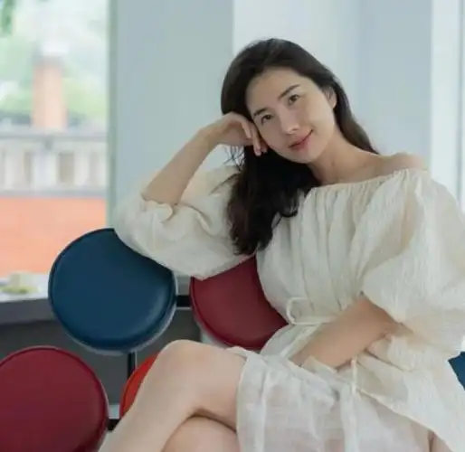 董花花婚姻风波后化身女强人秀香肩贵气十足被指像郭晶晶