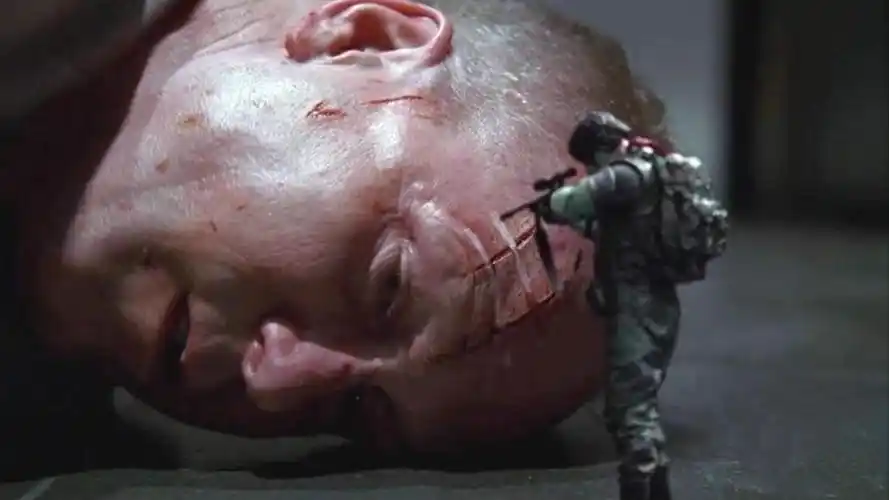 电影:顶级杀手收到一个玩具箱,打开后,被玩具士兵打得跪地求饶